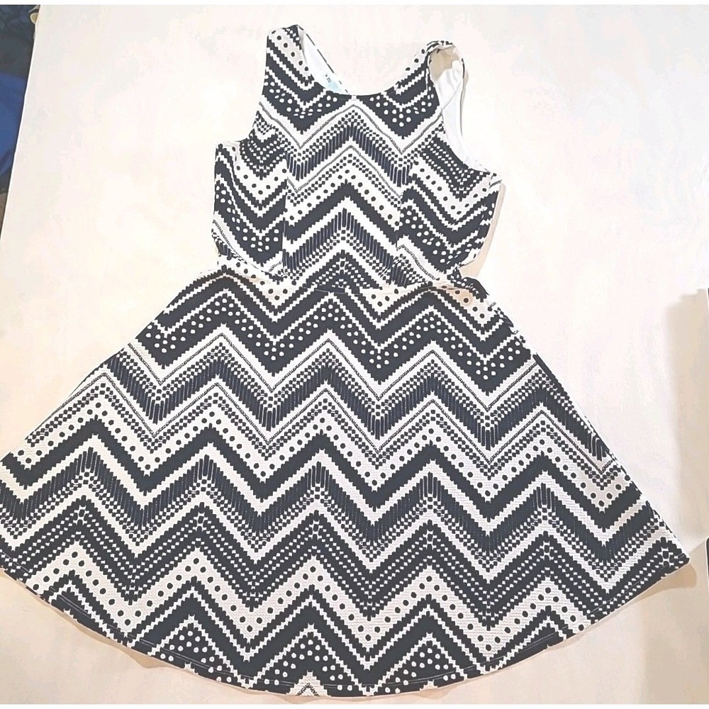 Maurices  Sun Dress Size Medium Black & White Sleeveless 1/4 Zipper Back Heavier
